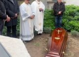 FUERON SEPULTADOS EN EL JARDIN DE LA PARROQUIA, LOS RESTOS DEL PADRE ROBERTO