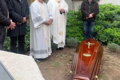 FUERON SEPULTADOS EN EL JARDIN DE LA PARROQUIA, LOS RESTOS DEL PADRE ROBERTO