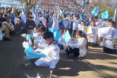 ACTO OFICIAL DEL DIA DE LA BANDERA CON LA PROMESA DE FIDELIDAD DE LOS ALUMNOS DE CUARTO AÑO DE PRIMARIA