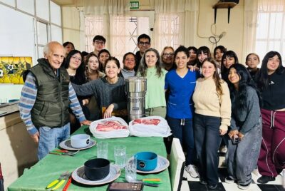 ALUMNOS DE LA SECUNDARIA 4 ENTREGARON AL HOGAR DE ANCIANOS EL PREMIO LOGRADO EL AÑO PASADO EN UN PROGRAMA PROVINCIAL