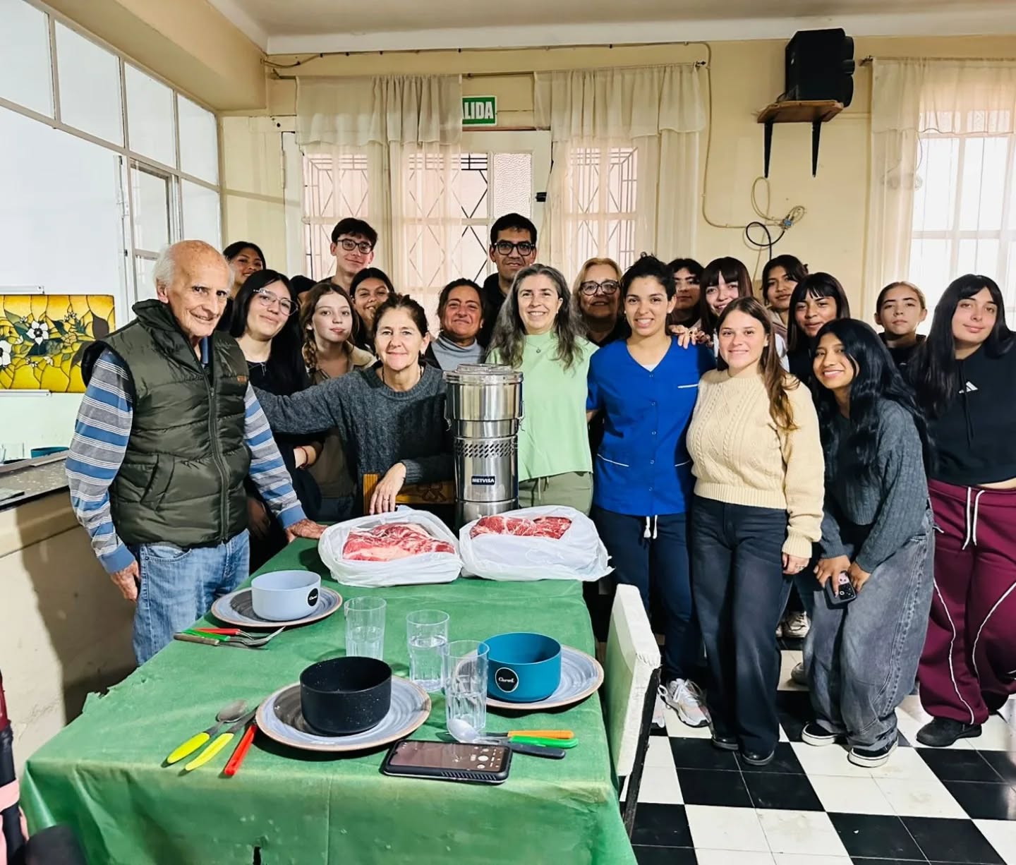 ALUMNOS DE LA SECUNDARIA 4 ENTREGARON AL HOGAR DE ANCIANOS EL PREMIO LOGRADO EL AÑO PASADO EN UN PROGRAMA PROVINCIAL