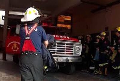 INCENDIO DANTESCO EN UNA CASA DE LOBERIA Y LISANDRO DE LA TORRE, CON DESTRUCCION TOTAL