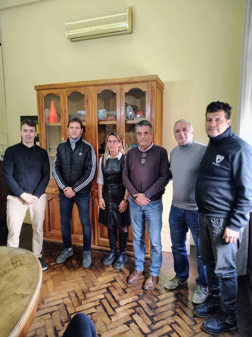 INFORME DE PRENSA MUNICIPAL. REUNION DE ETCHEVERRY CON MIEMBROS DE LA FRATERNIDAD
