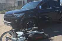 CHOQUE DE MOTO Y CAMIONETA EN AREVALO Y LINCOLN, SIN LESIONADOS