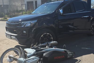CHOQUE DE MOTO Y CAMIONETA EN AREVALO Y LINCOLN, SIN LESIONADOS