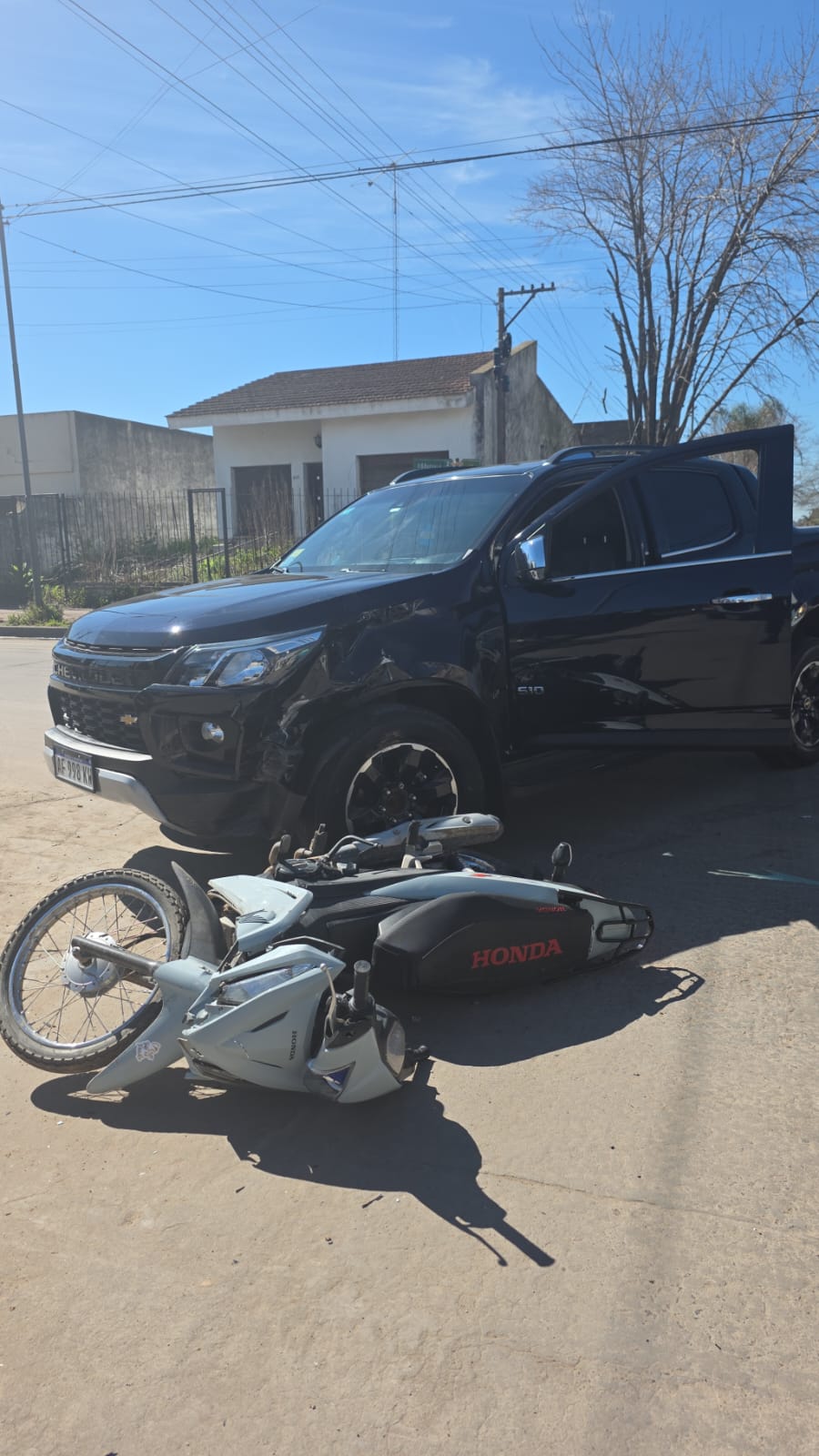 CHOQUE DE MOTO Y CAMIONETA EN AREVALO Y LINCOLN, SIN LESIONADOS