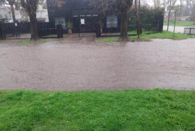 FENOMENO CLIMATICO EN LOBOS: 60 MM DE LLUVIA EN PLANTA URBANA, CALLES ANEGADAS Y CAIDAS DE POSTES Y ARBOLES