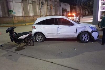 CHOQUE DE MOTO Y AUTOMOVIL, SIN LESIONADOS, EN CASTELLI Y 25 DE MAYO